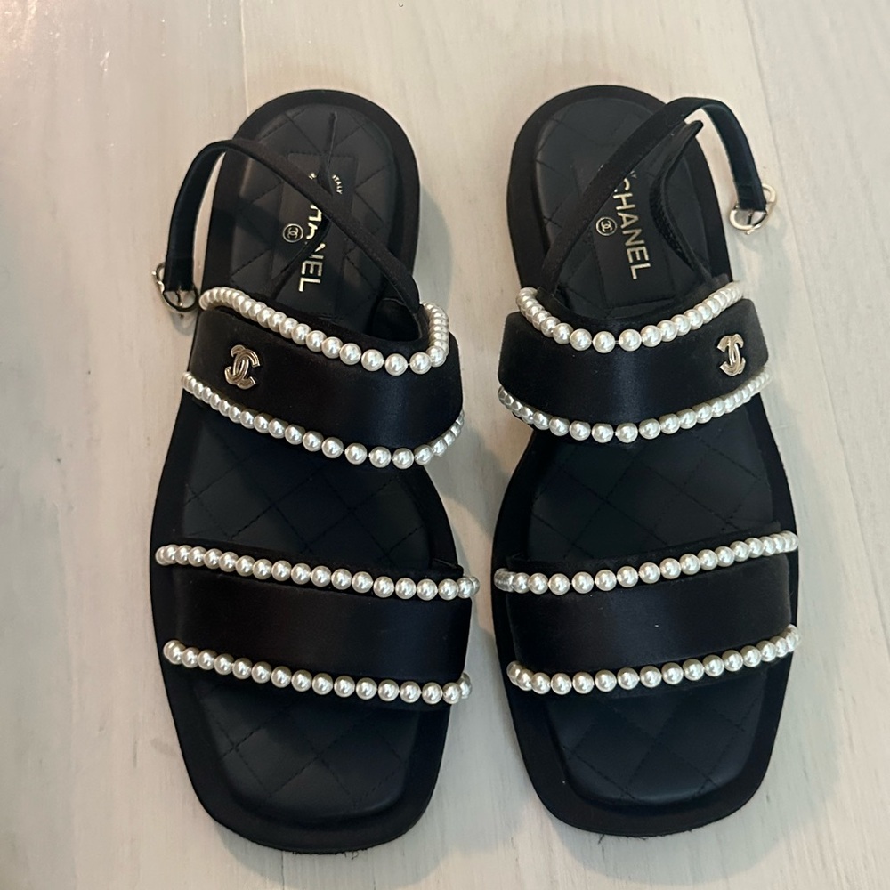 Chanel Black Sandals with Pearls, cruise collection 2022 worn once 37.5